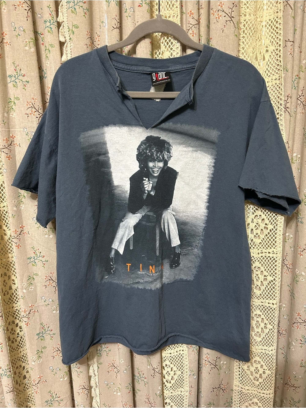 Vintage Tina Turner Twenty Four Seven Tour 2000 Giant Tag Graphic Tee Distressed